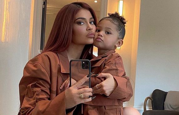 ކައިލީގެ ދަރިފުޅަށް ހަދިޔާއަކަށް ސްކޫލް ބަހެއް