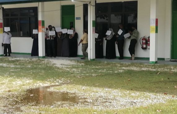 މެނޭޖުމަންޓާމެދު ނުރުހި ކޮޅުފުށީ ޓީޗަރުން މުޒާހަރާކޮށްފި