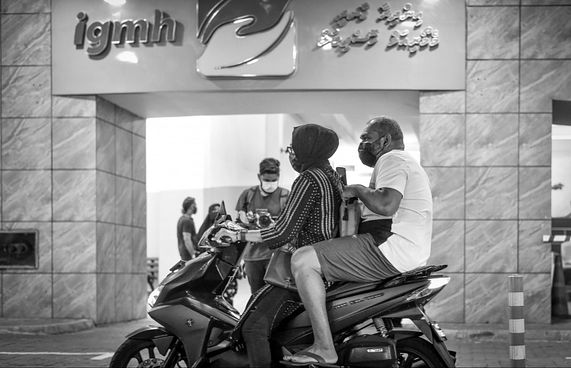 ސައިމަންގެ އެއް ދުވަސް: ގެއިން ހޮސްޕިޓަލަށް