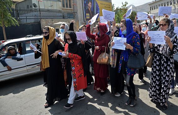 އެހީ ދިނުމުގައި އަންހެނުން ބައިވެރިކުރަން ހުއްދަ ދެނީ