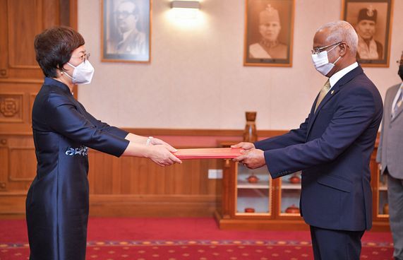 ޗައިނާގެ އާ ސަފީރު މަގާމުގެ ފަތްކޮޅު ރައީސަށް އަރުވައިފި