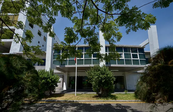 އިމާރާތަކުން މީހަކު ވެއްޓި ބަނޑަށް ދަގަނޑެއް ހެރިއްޖެ