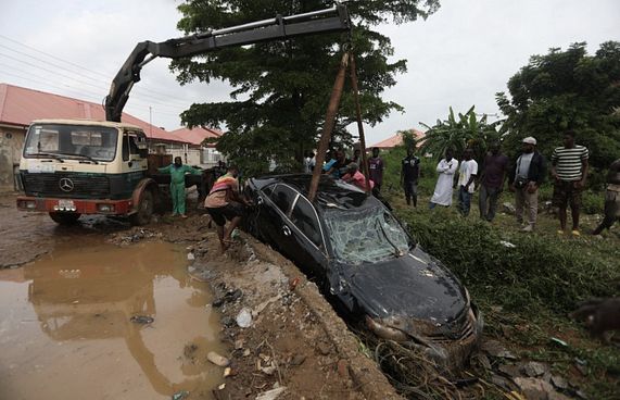 ނައިޖީރިއާގައި ޕެޓްރޯލް ޓޭންކަރެއް ގޮވައި 70 މަރު