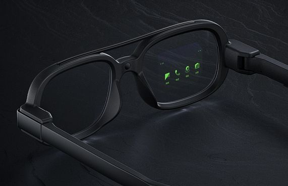 ޝޯމީގެ އަމާޒަކީ ފޯނަކަށް ފުދޭ ސްމާޓް އައިނެއް