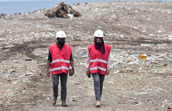 އަލިފާން ފަރުބަދައިގެ މެދުގައި