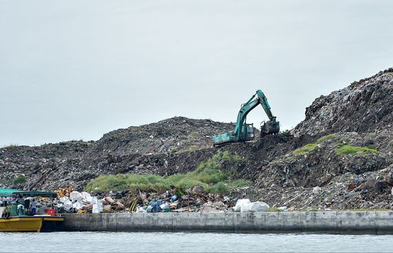 ބިދޭސީމީހާ މަރުވީ އެކްސްކަވޭޓަރުން ގައިމައްޗަށް ކުނިއެޅިގެން