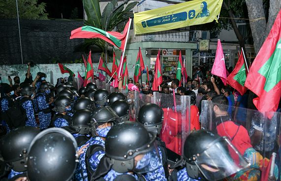 އެއްވެއުޅުން ހަނިކުރުން: އޭޖީން އެދެނީ ކޯޓުން ނުބަލަން