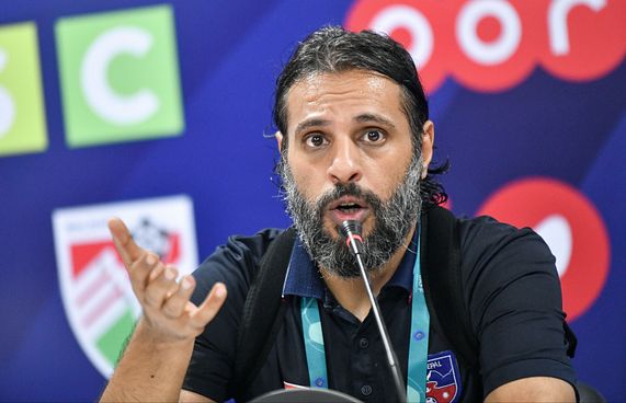 ބޭރުގައި ކުޅޭ ކުޅުންތެރިންނާއެކު އަހަރެމެން ވަރުގަދަވީސް