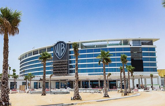 ވޯނާ ބްރޮސްގެ ފުރަތަމަ ޓޫރިސްޓް ހޮޓާ ޔޫއޭއީގައި