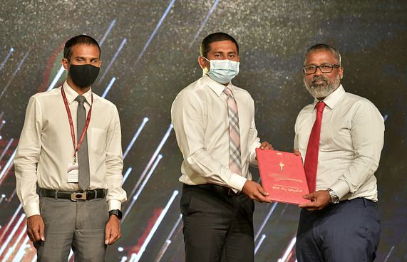 އަރުތަ އެވޯޑު: އަލީ ހުސެއިނާއި ހުސެއިން މުހައްމަދަށް