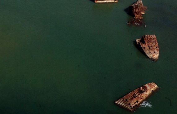 ޖަޕާނުގެ ޖަޒީރާއެއް އުފުލި، ފެތިފައި ހުރި ބޯޓުތައް މައްޗަށް