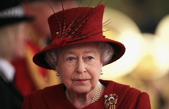 އިނގިރޭސި ރާނީގެ ހާލުކޮޅު ގޯސްވެ އާއިލާ ހާސްކަމުގައި