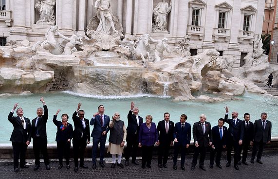 "ދުނިޔޭގެ އިގްތިސާދަށް އޮތީ ބަނަކަމާއި ނުތަނަވަސްކަން"