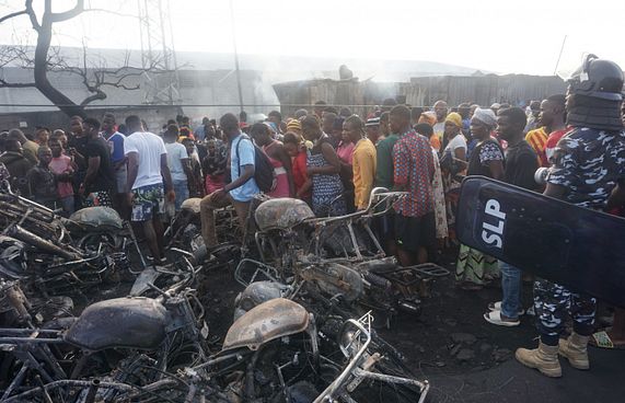 ސިއެރާ ލިއޯންގައި ތެޔޮ ޓޭންކަރެއް ގޮވައި 99 މަރު