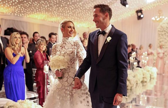 ހިލްޓަންގެ ކައިވެނީގައި ހަތަރު ވެޑިން ޑްރެސް