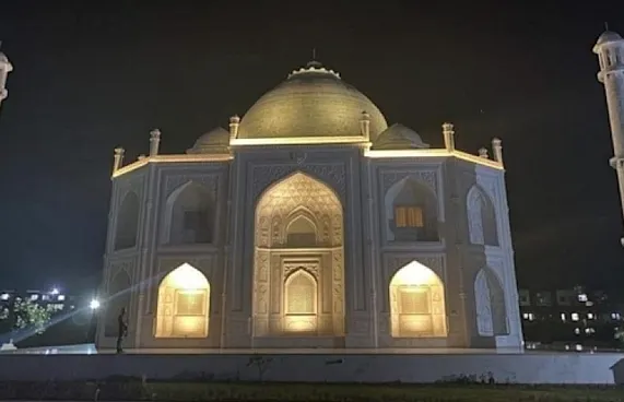 ލޯބި ވާވަރު ހާމަކޮށްދޭން "ތާޖް މަހަލް" އެއް