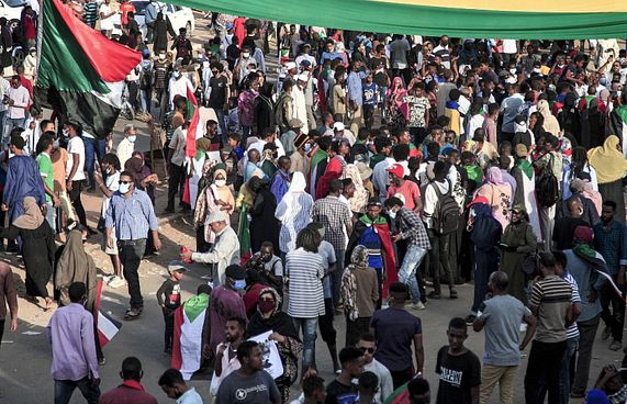 ސޫދާން އިންގިލާބު ފާހަގަކުރަން ބޮޑު މުޒާހަރާއެއް