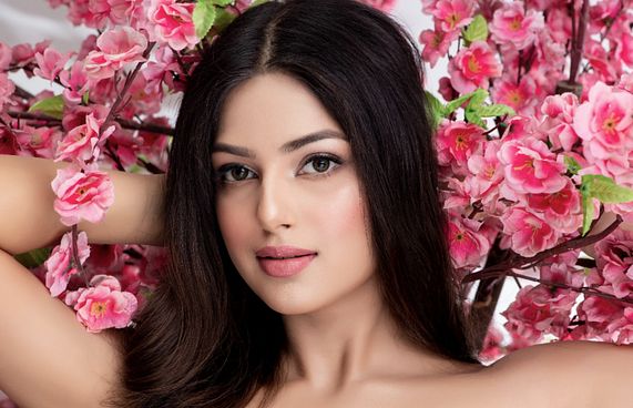 މިސް ޔުނިވާސް ހަޒްނާޒް ވެސް ބޮލީވުޑާ ދިމާލަށް