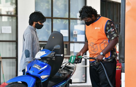 ހަ މަހަށް ފަހު އަނެއްކާ ވެސް ތެލުގެ އަގު ހެޔޮކޮށްފި