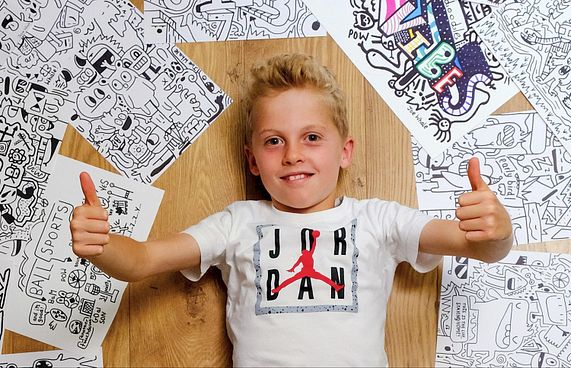 12 އަހަރުގެ އިލަސްޓްރޭޓަރަކަށް ނައިކީގެ ޑީލެއް