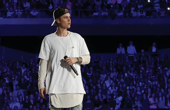 ޖަސްޓިން ބީބާ އަށް ކޮވިޑް ޖެހި، ޝޯތައް ފަސްކޮށްފި