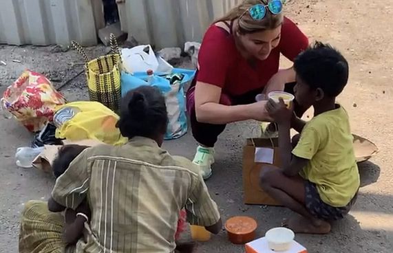 މަގުމަތީ އުޅޭ ބަޔަކަށް ކާންދިނުމުން ރާކީއަށް ތައުރީފު