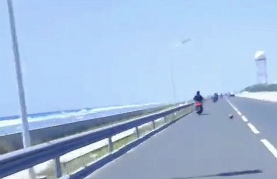 ބްރިޖުގައި ވިއްސައިގެން ދިޔަ ހެލްމެޓުން ސަލާމަތްވީކިރިޔާ