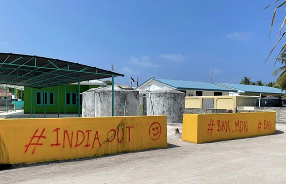 "އިންޑިއާ އައުޓް" ލިޔުނު ދެ މީހަކު ހައްޔަރުކޮށްފި