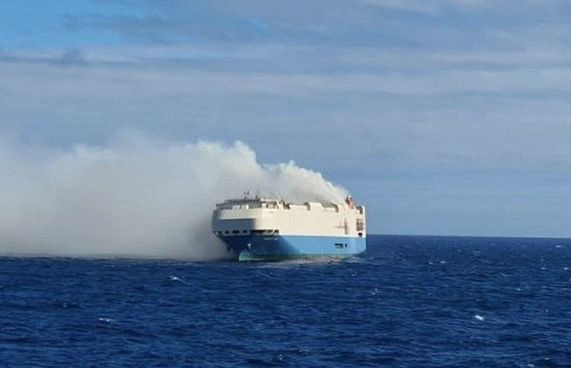 4،000 ލަގްޒަރީ ކާރު އުފުލި ބޯޓެއް ފެތިއްޖެ