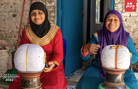 ކަސަބް ލިބާހުގެ ކަވި މަސައްކަތުގައި ދެމައިން