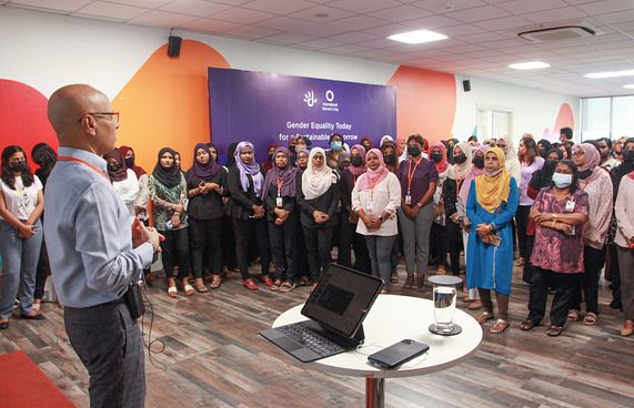 އަންހެނުން ބާރުވެރިކުރުވަން ދިރާގުން އެކްޝަން ޕްލޭނެއް