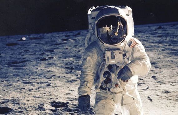 ހަނދުގައި ނެގި ފޮޓޯއެއް 7،700 ޑޮލަރަށް