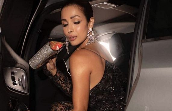 މަލައިކާގެ ހެދުން ކަމުނުދިޔައީ ރިއާނާ ނުލީމަ