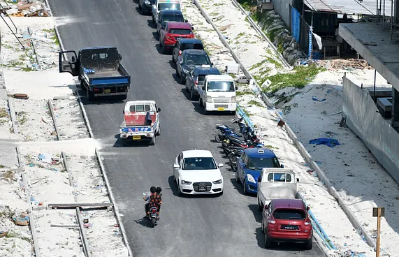 ކާރުތަކެއްގައި ޖެހުމުން ސައިކަލް ދޫކޮށް ފިލައިފި
