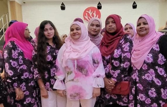 ކުރީގެ ފަސްޓް ލޭޑީ ފާތުން ސަޕޯޓަރުންނާ އެކު ފެނިލުމެއް