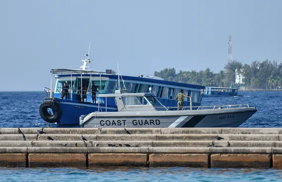 ބަންޑުން ޖަހާލި ލޯންޗުން ގެއްލިގެން ހޯދަނީ އިންޑިއާގެ ބަޔަކު