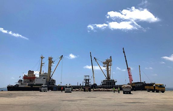 ރޯދަމަހާ ދިމާކޮށް އައްޑު އަށް 2،400 ޓަނުގެ މުދާ