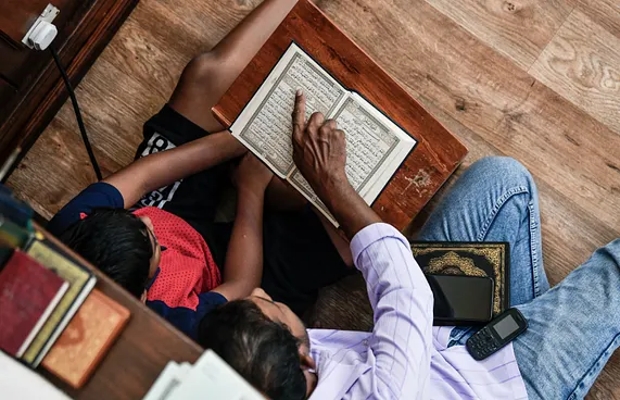 އޮންލައިންކޮށް ގުރުއާންގެ ކޯސްތައް ހިންގޭ ގޮތް ހަދައިފި