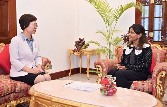 ޗައިނާގެ ސަފީރު، ފަސްޓް ލޭޑީއާ ބައްދަލުކުރައްވައިފި