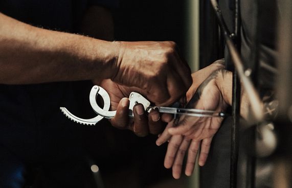 ކުށްވެރިން މިނިވަންކުރުން: ހަމައެއް އުސޫލެއް ނެތް؟