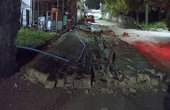 އައްޑޫގެ މަގުތައް ހަދަން ކޮންނައިރު ފާރުތައް ވެއްޓެނީ!