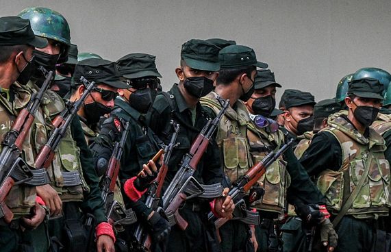 ބޮޑެތި ބާރުތަކަކާ އެކު ލަންކާ ސިފައިން މަގުތަކަށް