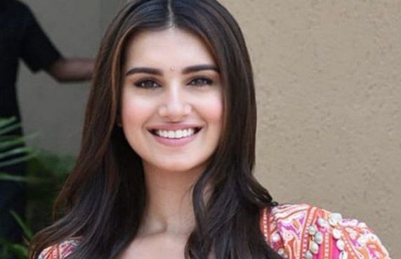 ތާރާ މި ކިޔައިދެނީ އޭނާގެ މޫނު ރީތިކޮށް ބަހައްޓާ ގޮތް