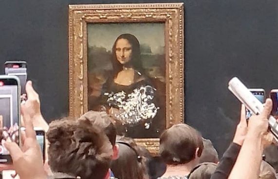 މޮނަ ލީސާ އަށް ކޭކަކުން ހަމަލާ ދީފި