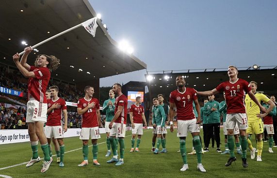 ސަޕޯޓަރުން ކުރިމަތީގައި އިނގިރޭސީން ލަދުގަންނަވާލައިފި