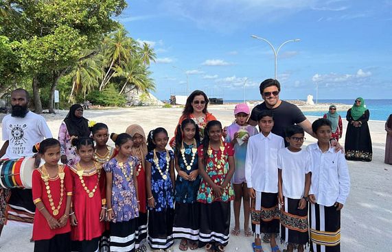 ބޮލީވުޑްގެ ތަރި ނީލަމްގެ ދެމަފިރިން ރިނބުދޫގައި