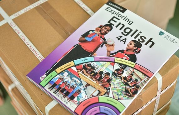 ދަރިވަރުން އިނގިރޭސި ބަހަށް ރަނގަޅުކުރަން ފޮތް ހޯދަނީ