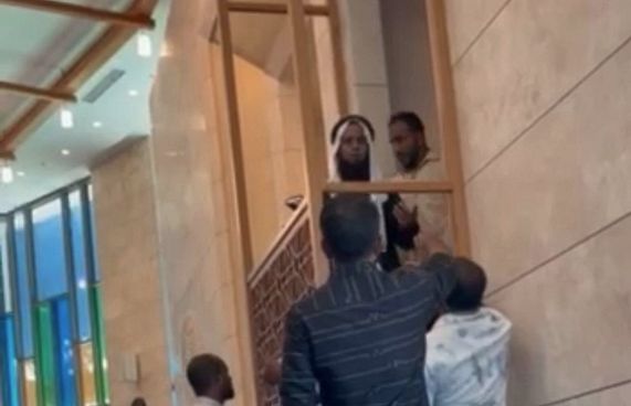 މިންބަރަށް އަރައި އަޑުގަދަ ކުރީ ނަފްސާނީ ބަލިމީހެއް