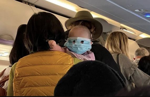 މާސްކެއް އަޅައިގެން އިން ކުޑަކުއްޖާގެ ފޮޓޯ ވައިރަލް