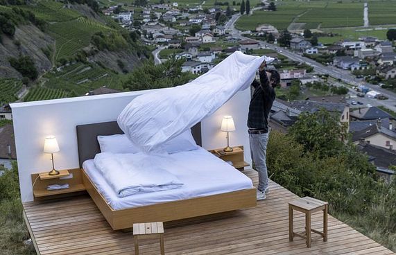 މި ގެސްޓް ހައުސްގެ ކޮޓަރީގެ ފާރެއް، ފުރާޅެއް ނެތް